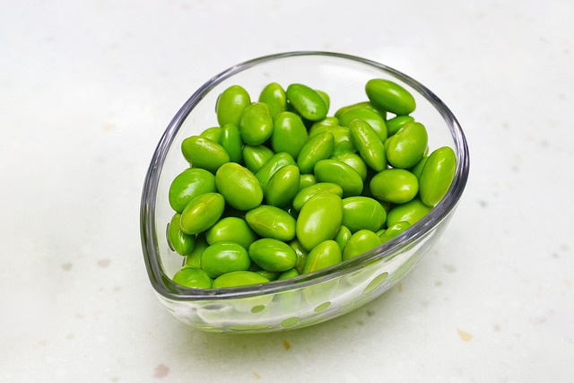 Salmone alla griglia con salsa di edamame e verdure croccanti